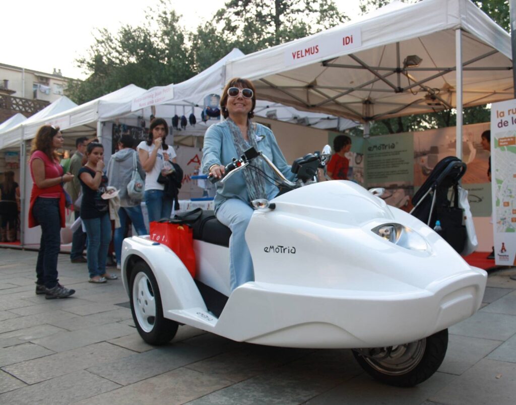 eMoTria three-wheel EV